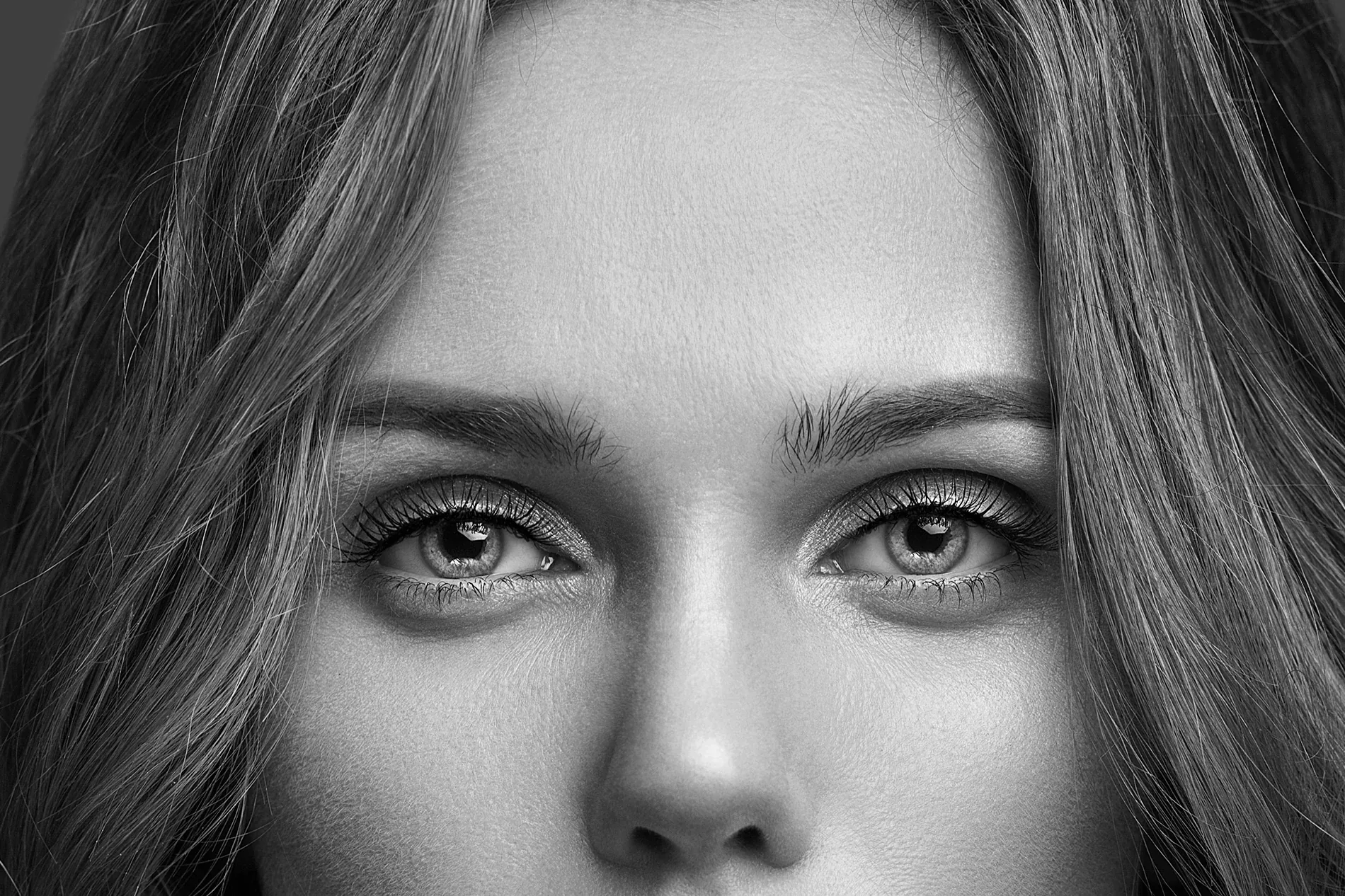 Retrato en blanco y negro para el concepto “la belleza viene de dentro” de Leulo