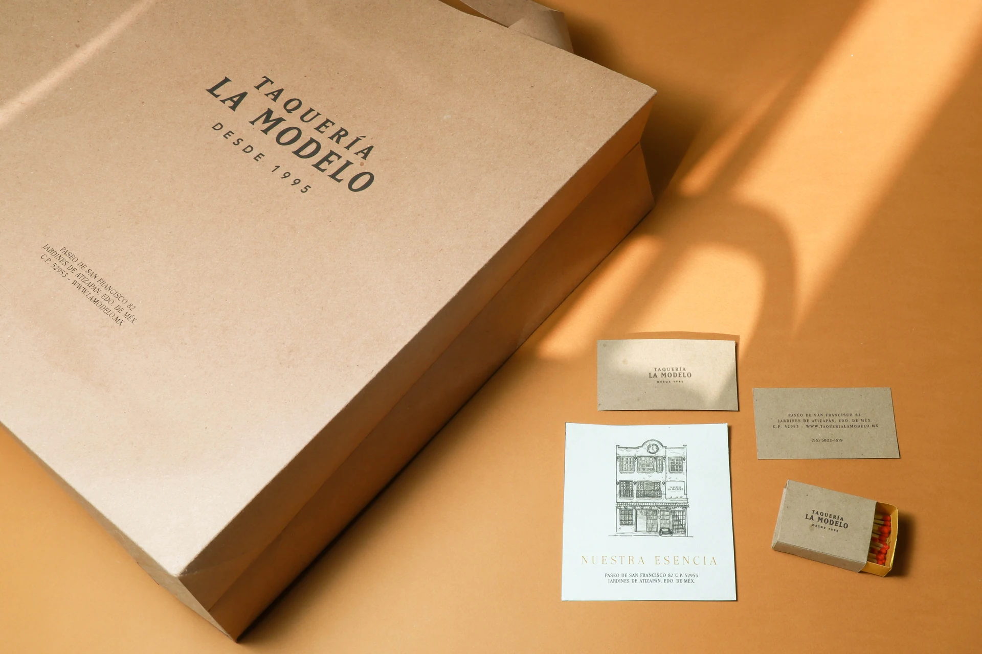 Bolsa kraft, tarjetas y papelería de Taquería La Modelo