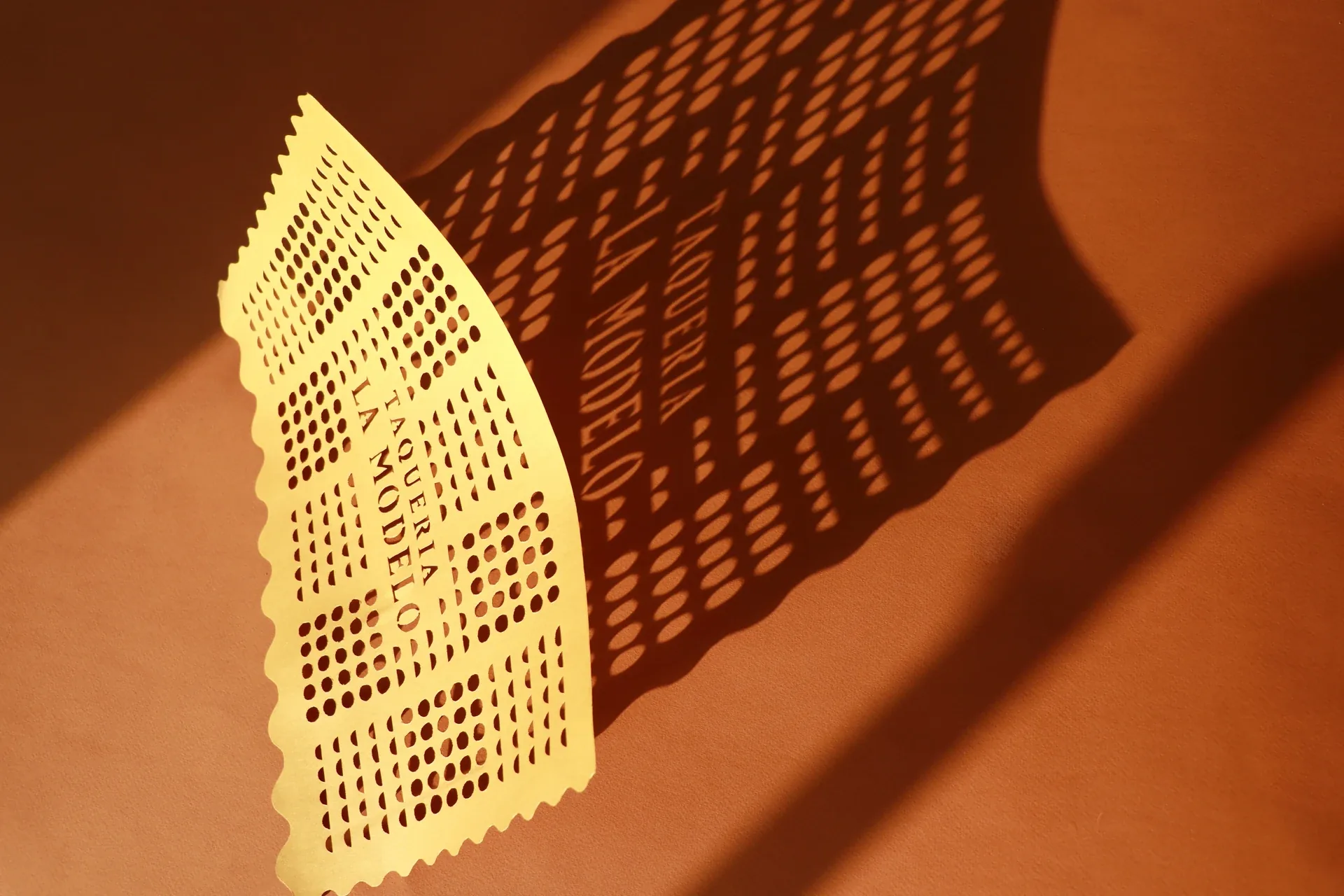 Papel picado de Taquería La Modelo proyectando sombra