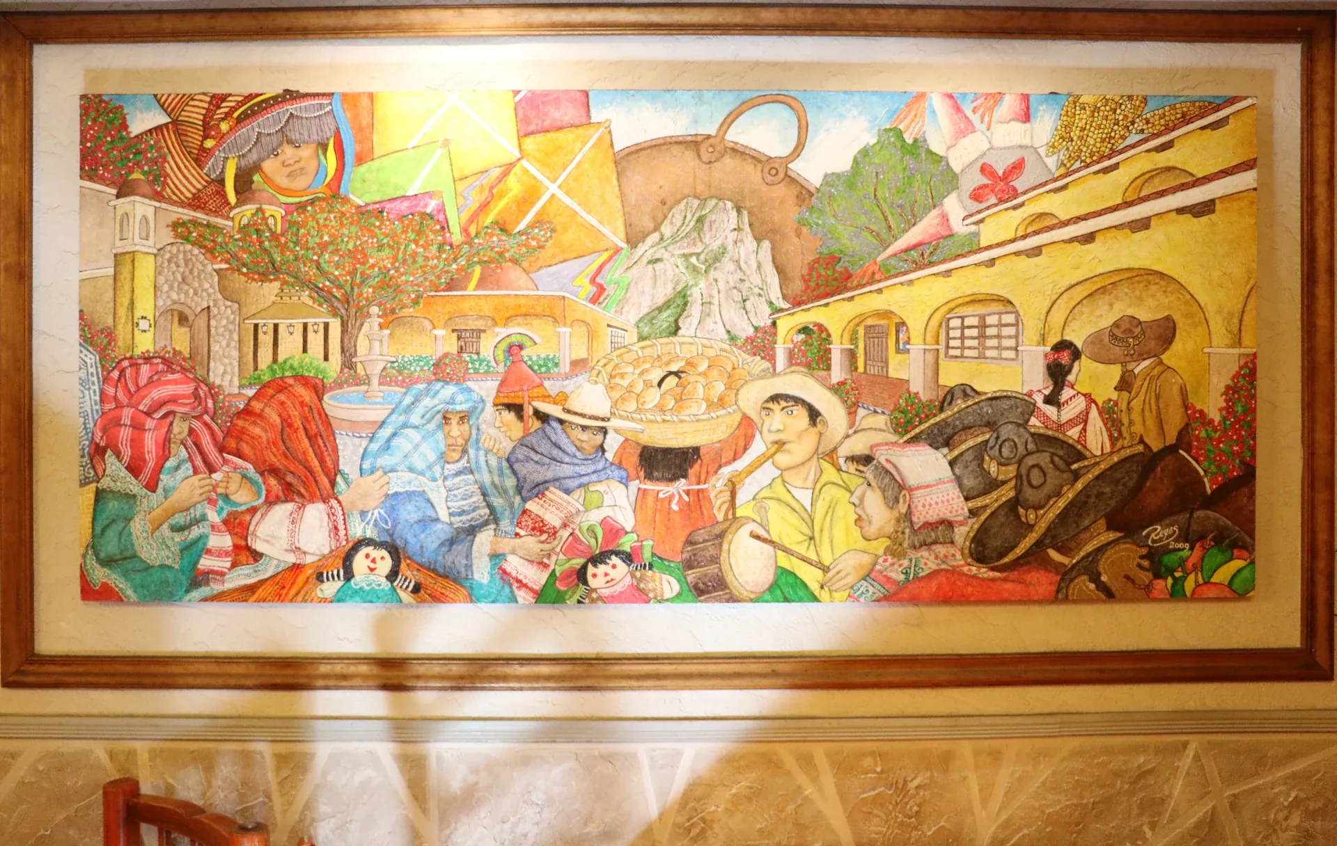 Mural mexicano colorido dentro de Taquería La Modelo