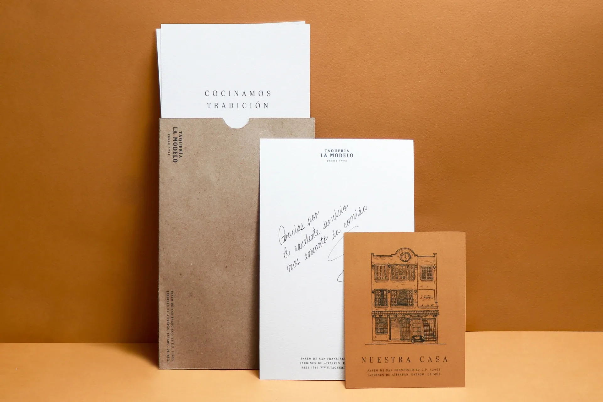 Papelería de Taquería La Modelo con folder y tarjeta ilustrada